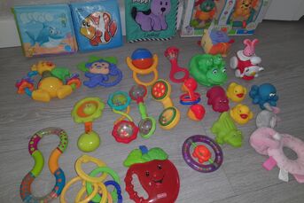 grzechotki - pierwsze zabawki