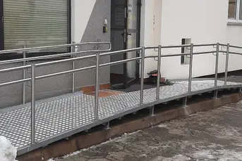 PODJAZDY RAMPY POCHLNIE DLA NIEPEŁNOSPRAWNYCH 