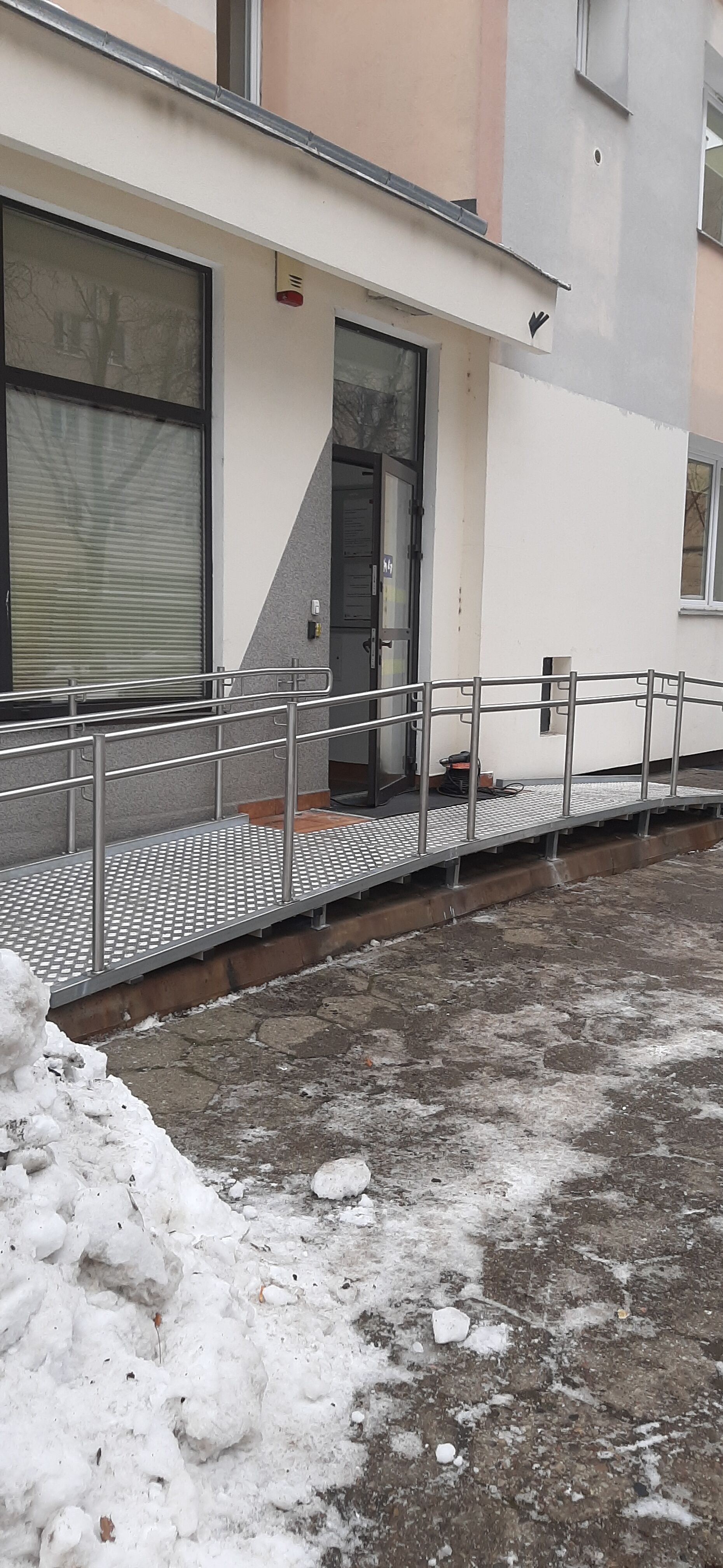 PODJAZDY RAMPY POCHLNIE DLA NIEPEŁNOSPRAWNYCH 