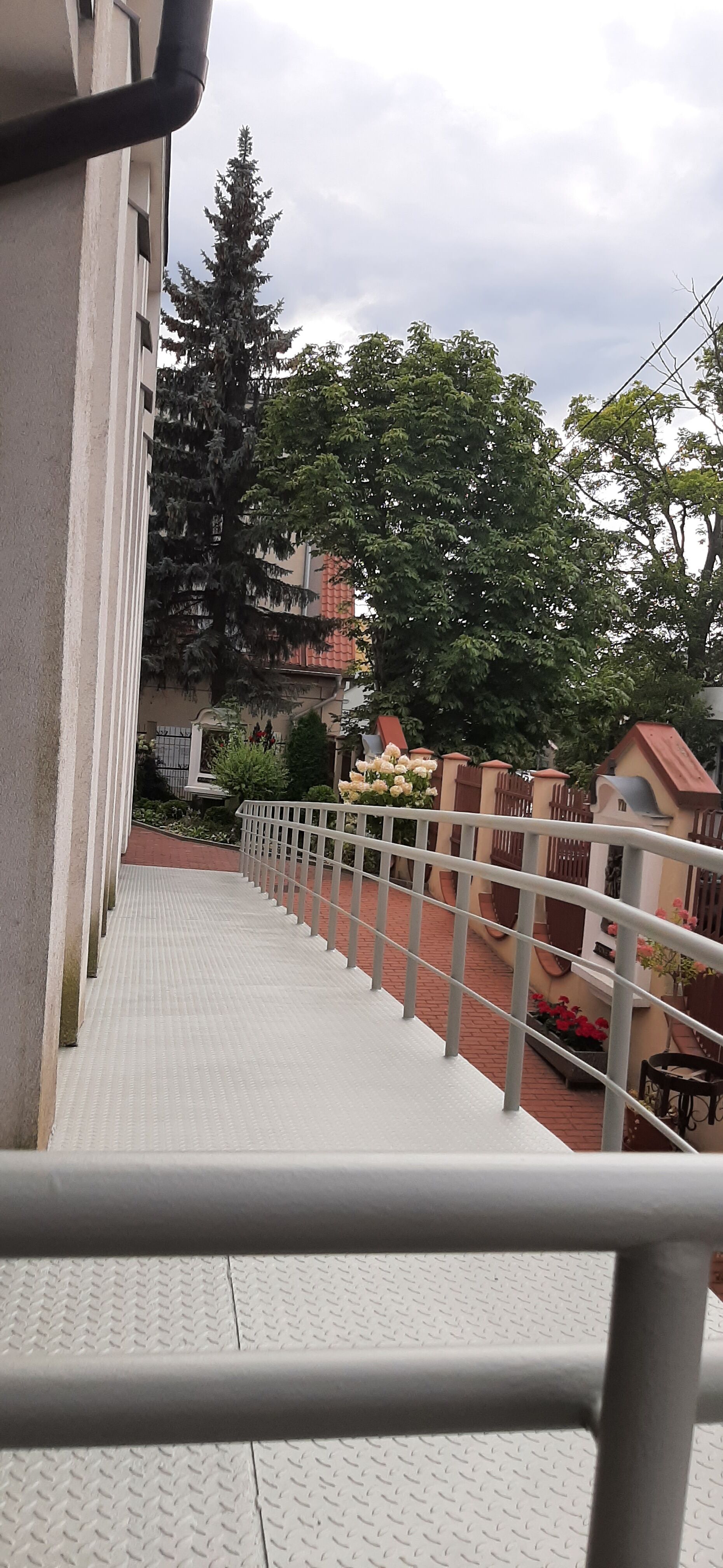 PODJAZDY RAMPY POCHLNIE DLA NIEPEŁNOSPRAWNYCH 