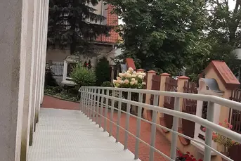 PODJAZDY RAMPY POCHLNIE DLA NIEPEŁNOSPRAWNYCH 