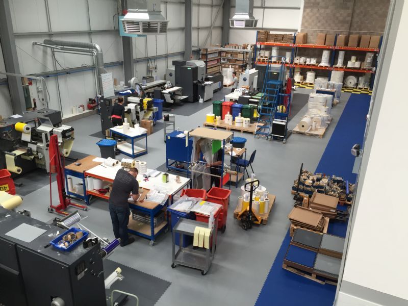 PODŁOGA R-TILE – SZYBKO, SOLIDNIE, BEZ REMONTU