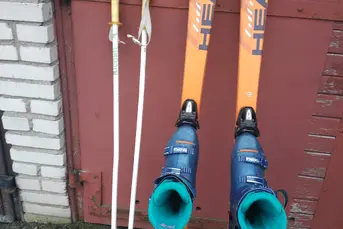 Używany zestaw narciarski: narty + buty + kijki