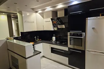 Pokój w dobrze wyposażonym mieszkaniu