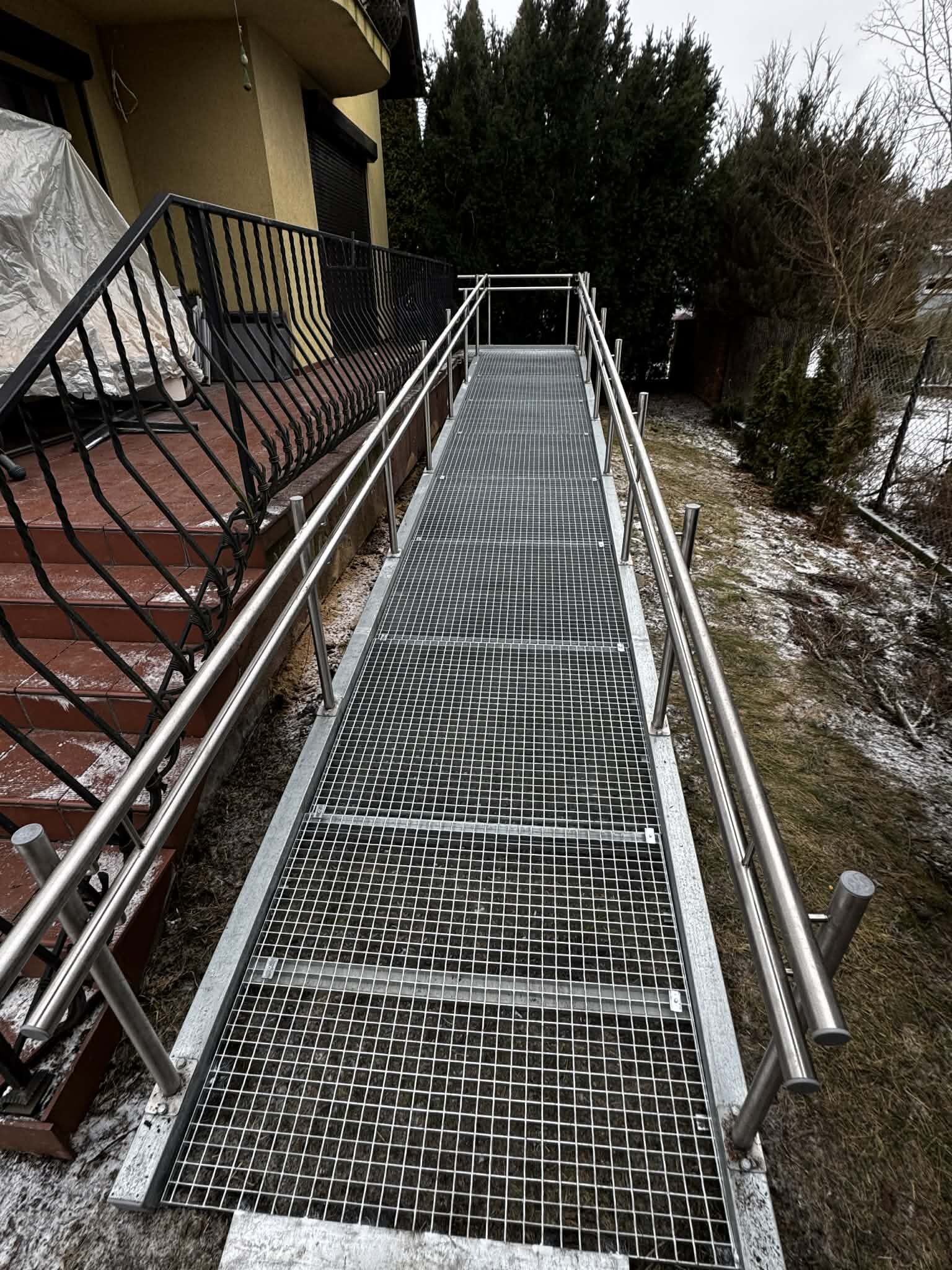 PODJAZDY RAMPY POCHLNIE DLA NIEPEŁNOSPRAWNYCH 