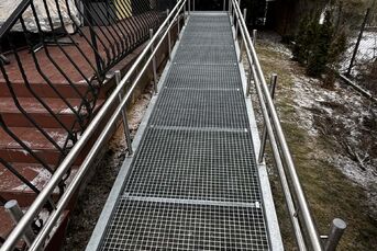 PODJAZDY RAMPY POCHLNIE DLA NIEPEŁNOSPRAWNYCH 