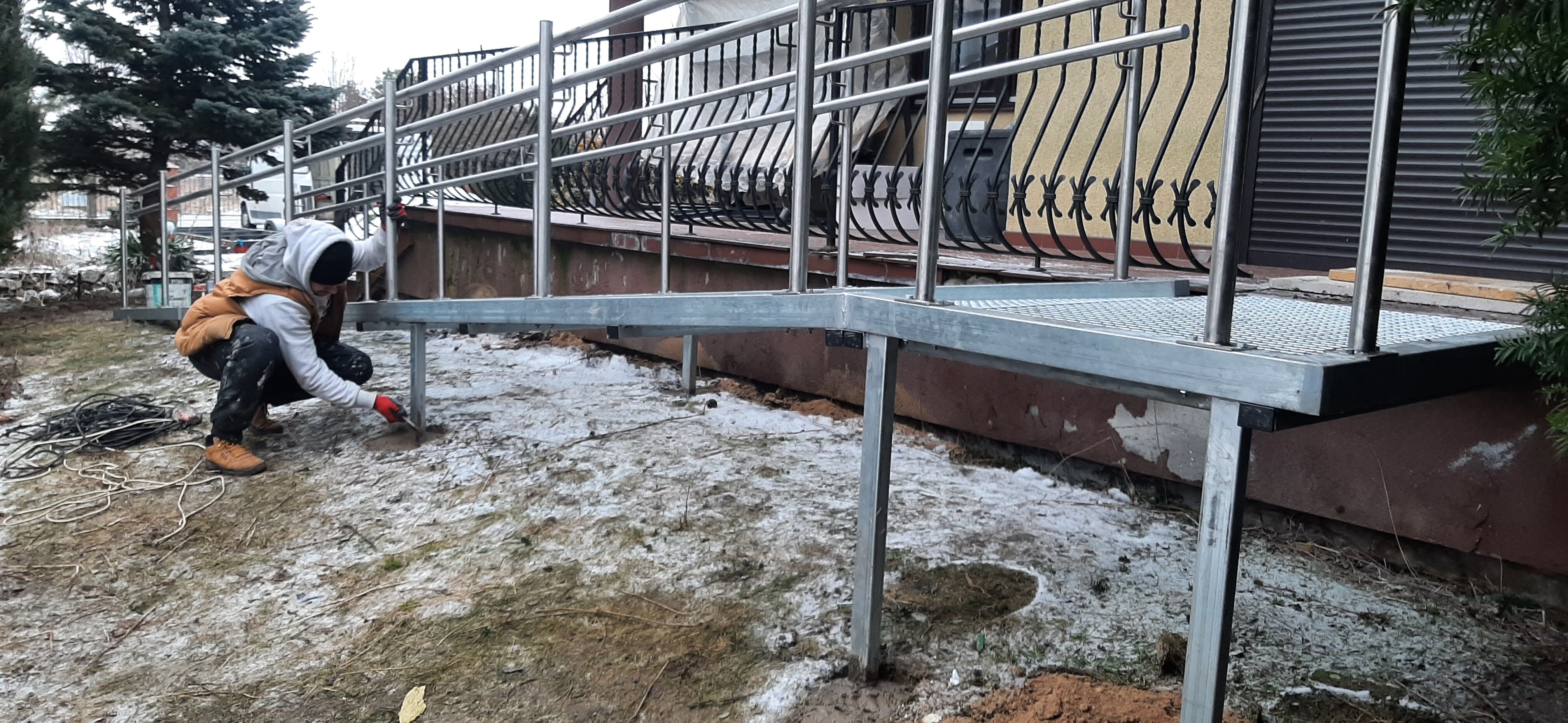 PODJAZDY RAMPY POCHLNIE DLA NIEPEŁNOSPRAWNYCH 