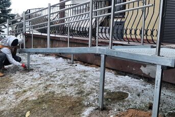 PODJAZDY RAMPY POCHLNIE DLA NIEPEŁNOSPRAWNYCH 