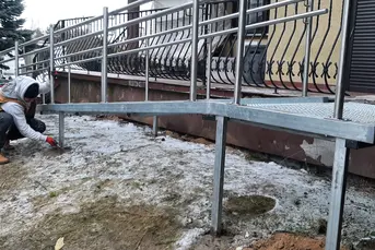 PODJAZDY RAMPY POCHLNIE DLA NIEPEŁNOSPRAWNYCH 