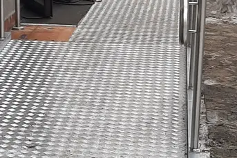 PODJAZDY RAMPY POCHLNIE DLA NIEPEŁNOSPRAWNYCH 