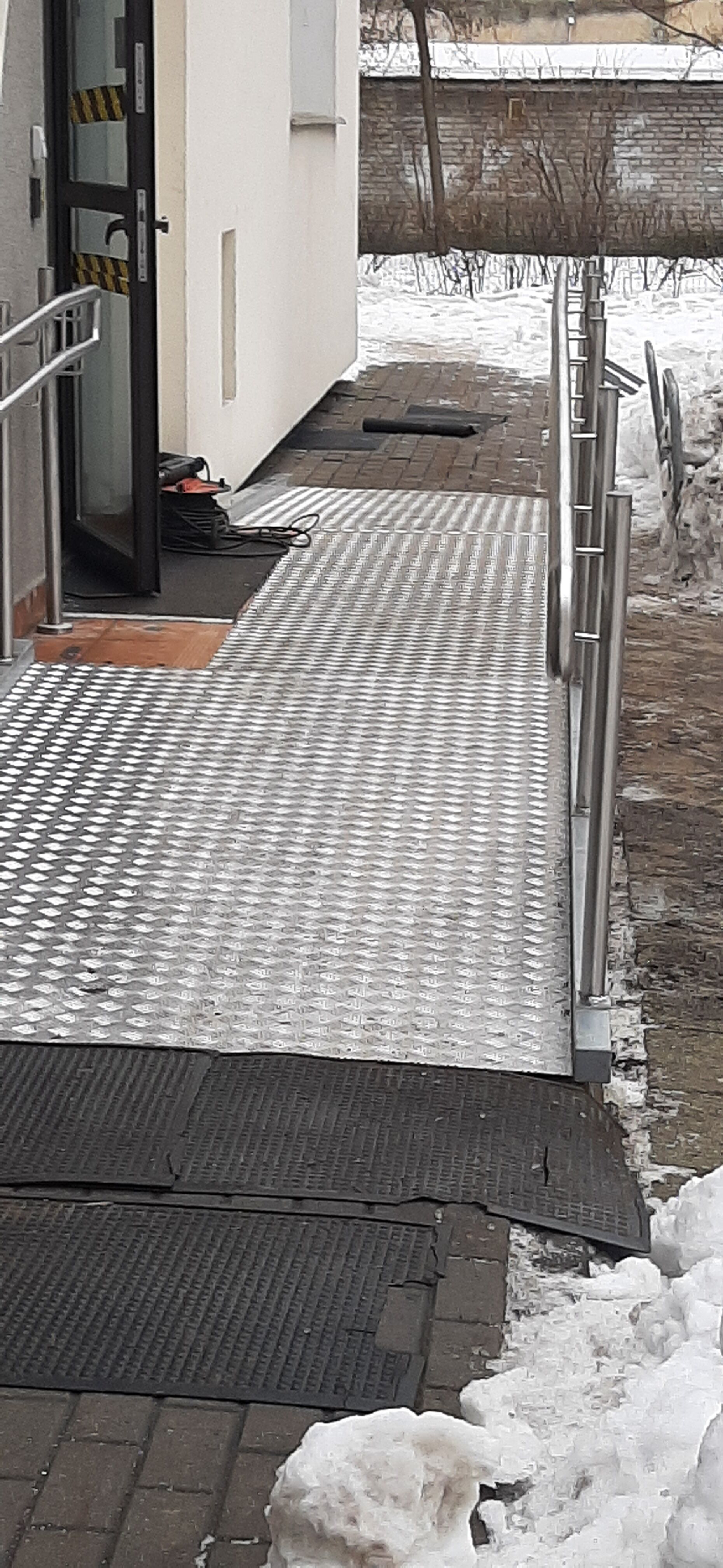 PODJAZDY RAMPY POCHLNIE DLA NIEPEŁNOSPRAWNYCH 