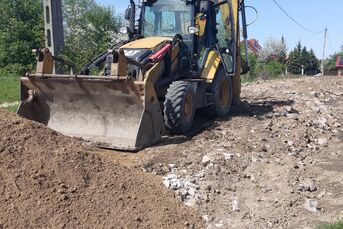 Usługi KOPARKO-ŁADOWARKA Cat 428F2, czarnoziem