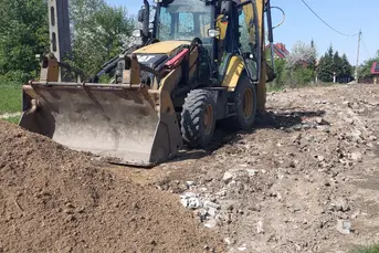 Usługi KOPARKO-ŁADOWARKA Cat 428F2, czarnoziem