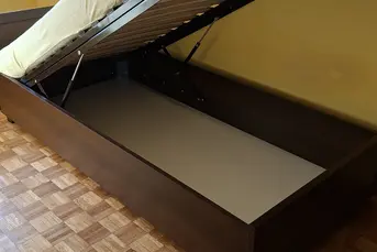 Łóżko z materacem