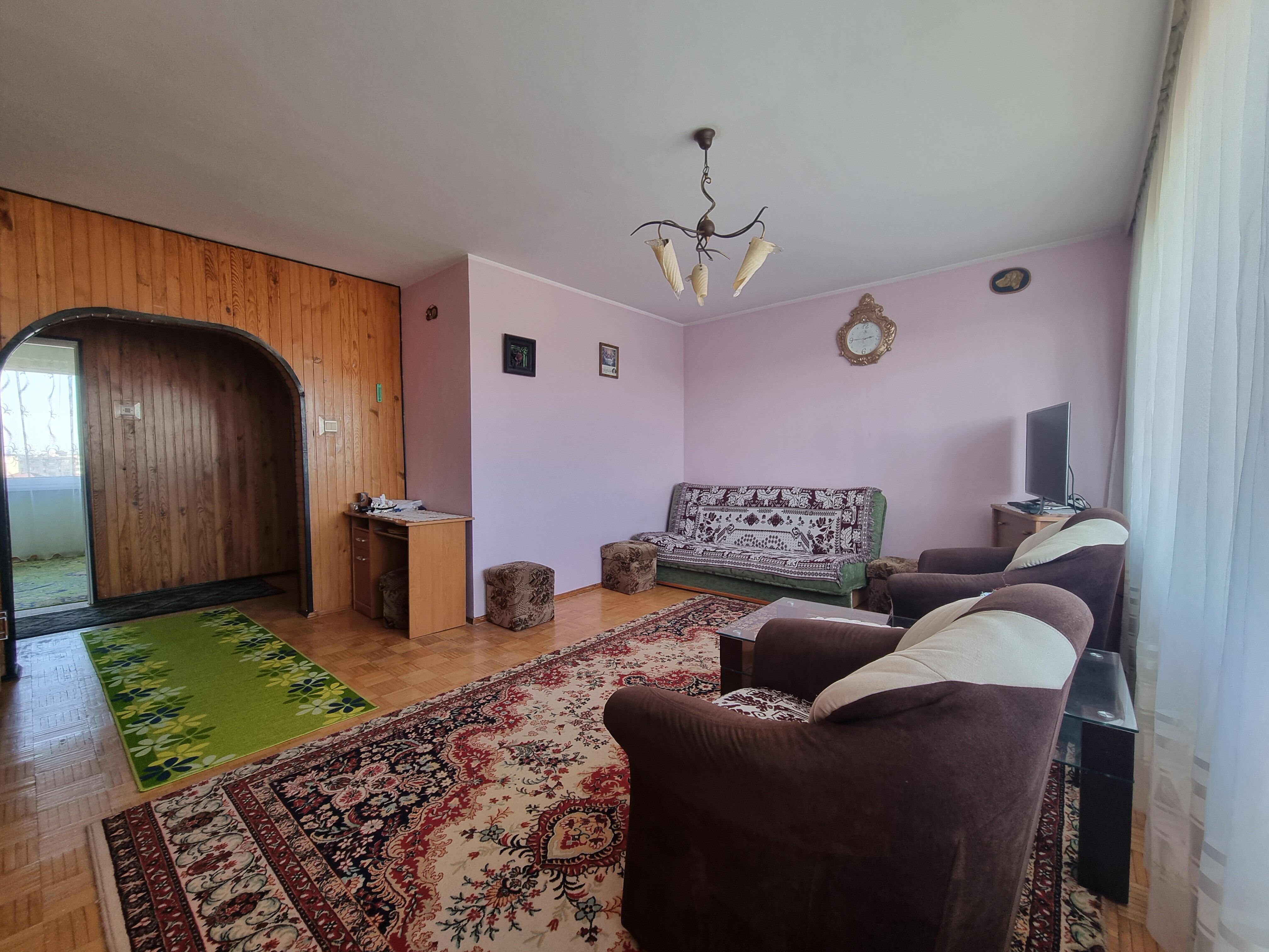 Przestronne mieszkanie z potencjałem aranżacyjnym.