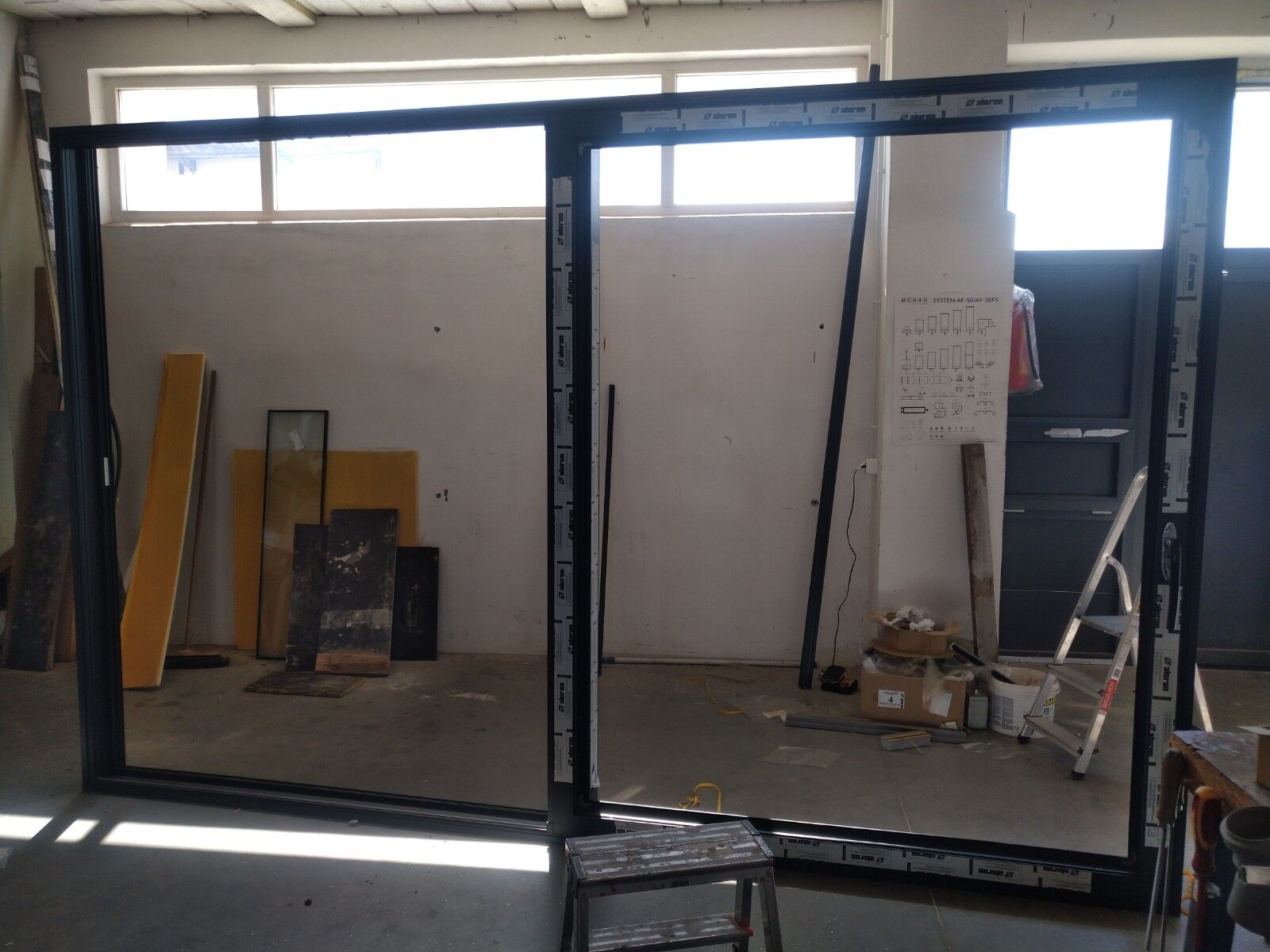 Pracownik produkcji stolarki aluminiowej