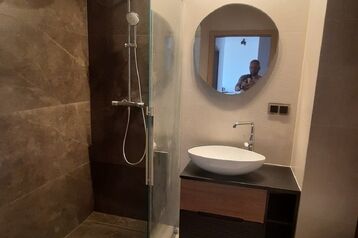 USŁUGI GLAZURNICZE ORAZ REMONTY I WYKOŃCZENIA WNĘTRZ 793-793-607 