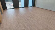 Panele winylowe, wykładziny, podłogi drewniane – sprzedaż + usługa montażu