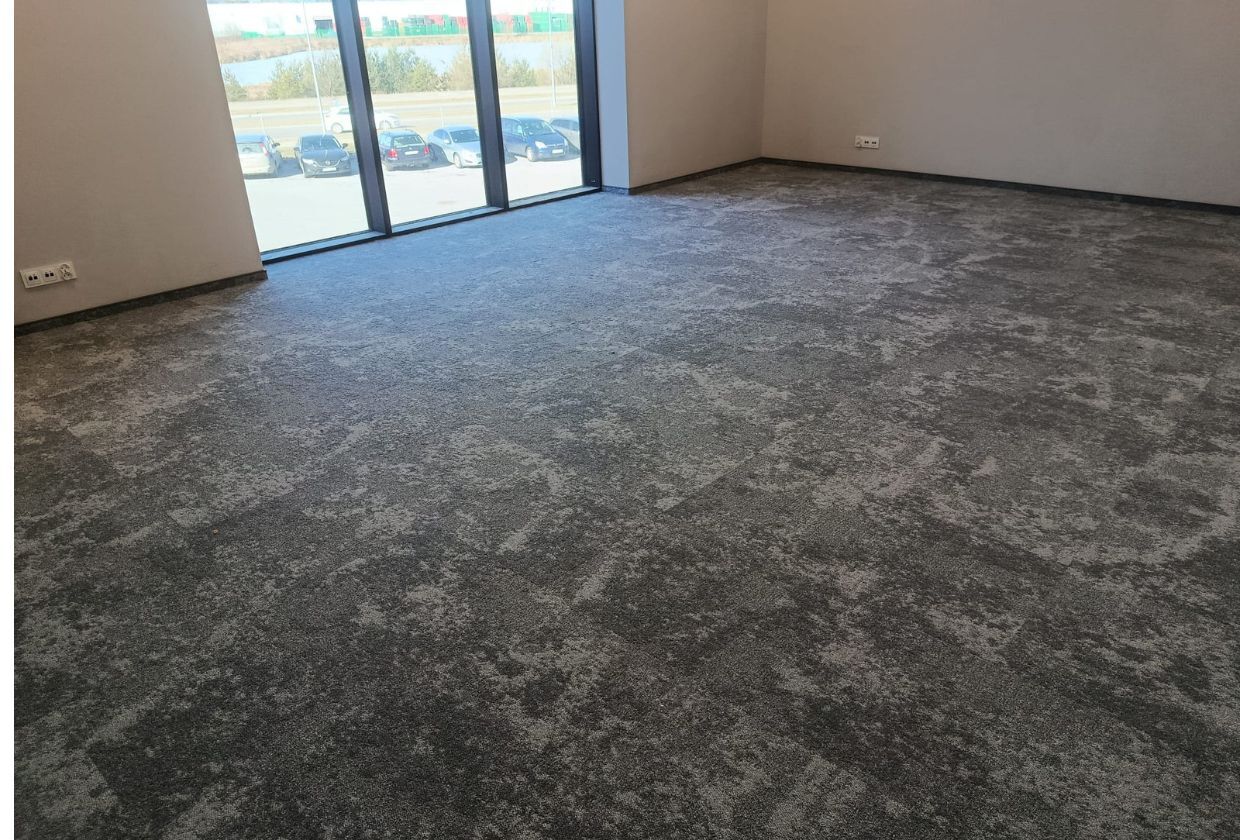 Panele winylowe, wykładziny, podłogi drewniane – sprzedaż + usługa montażu