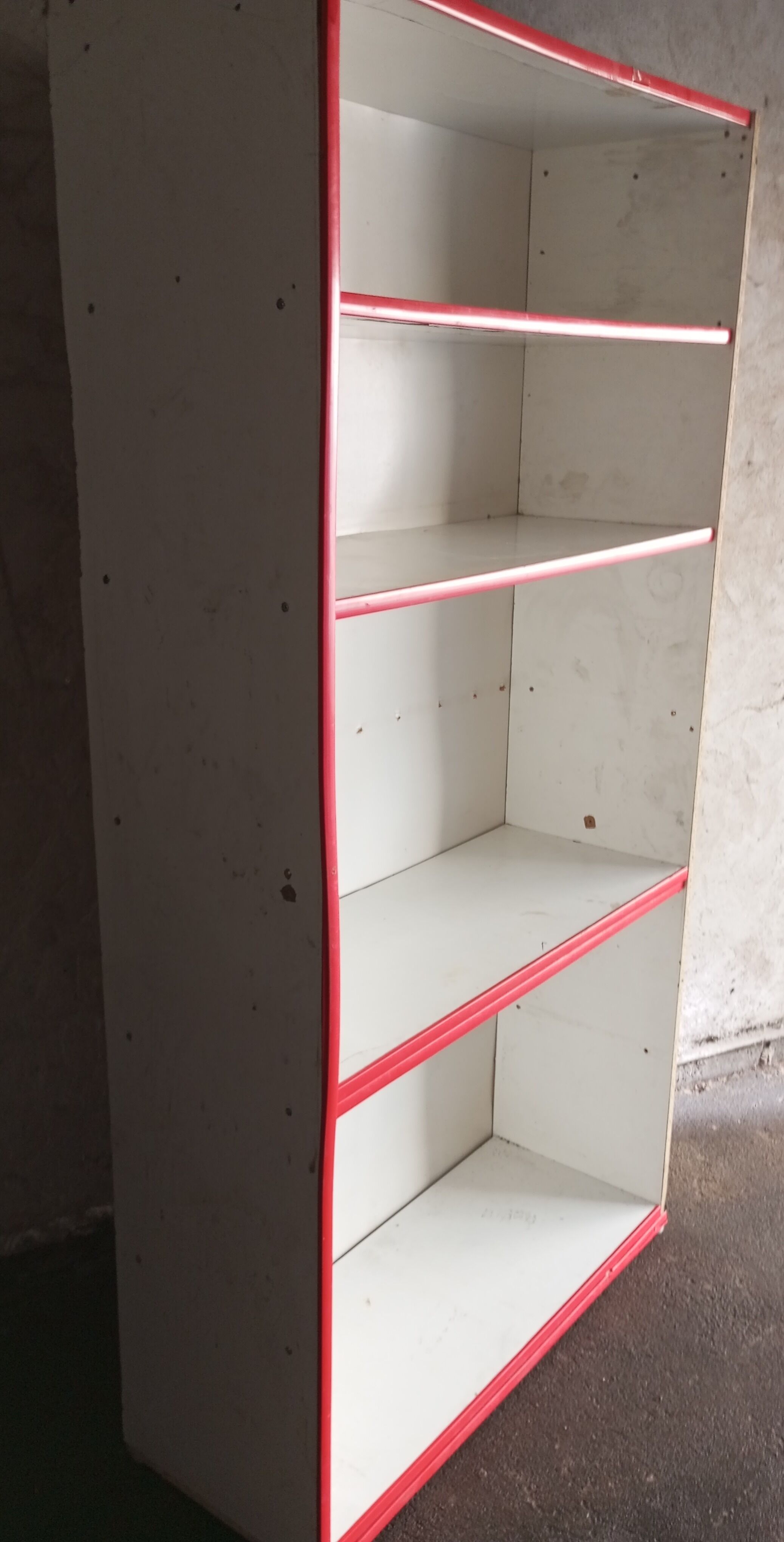 Solidny regał do piwnicy lub garażu