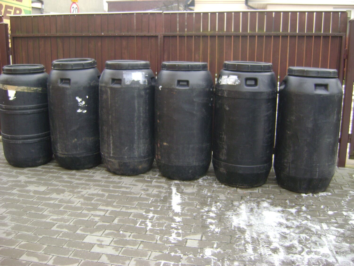 Sprzedam-BECZKI PLASTIKOWE NA WODE NA BUDOWE 