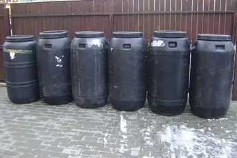 Sprzedam-beczki plastikowe do-ogrodu na deszczowke