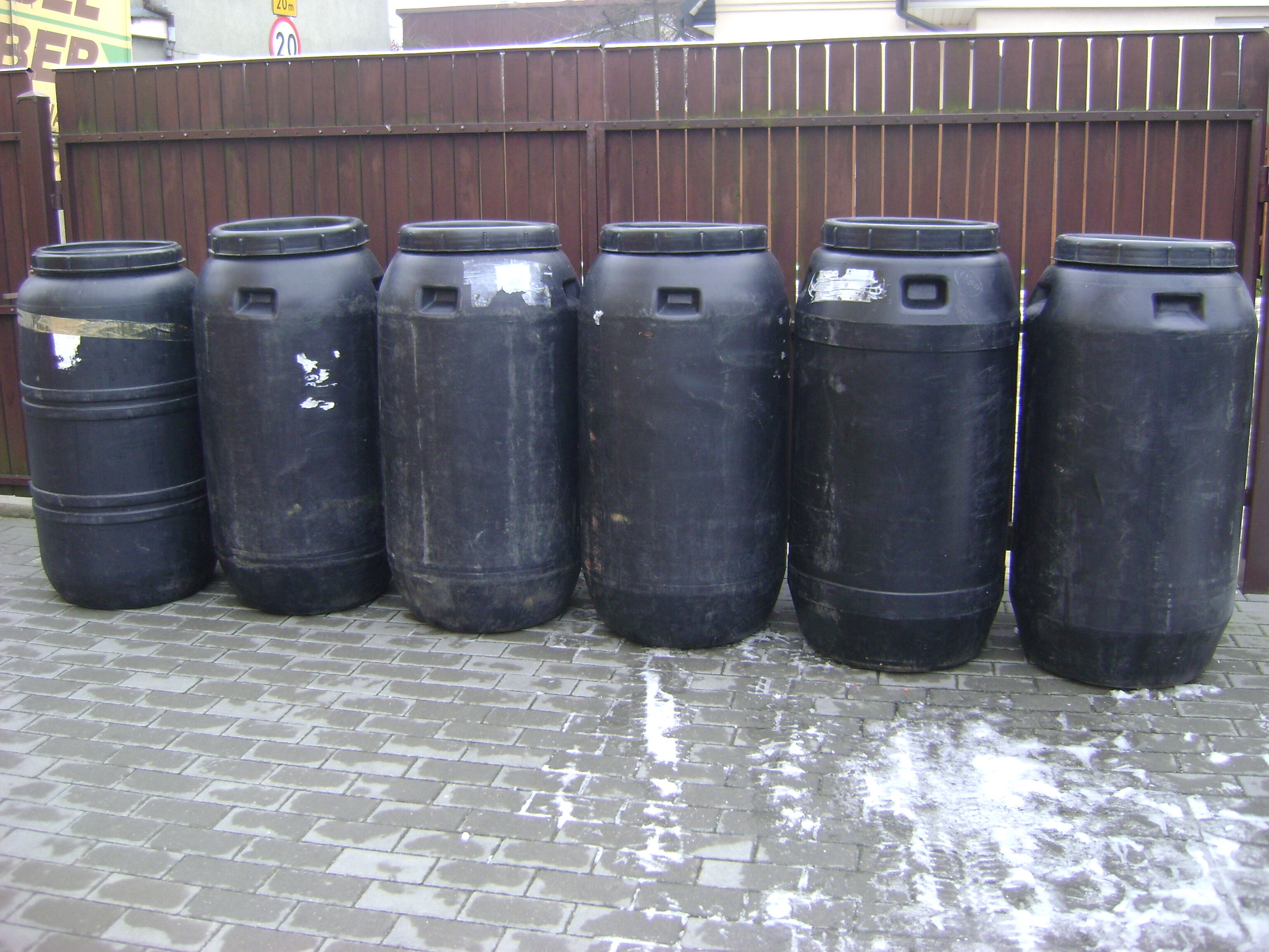 Sprzedam-beczki plastikowe do-ogrodu na deszczowke