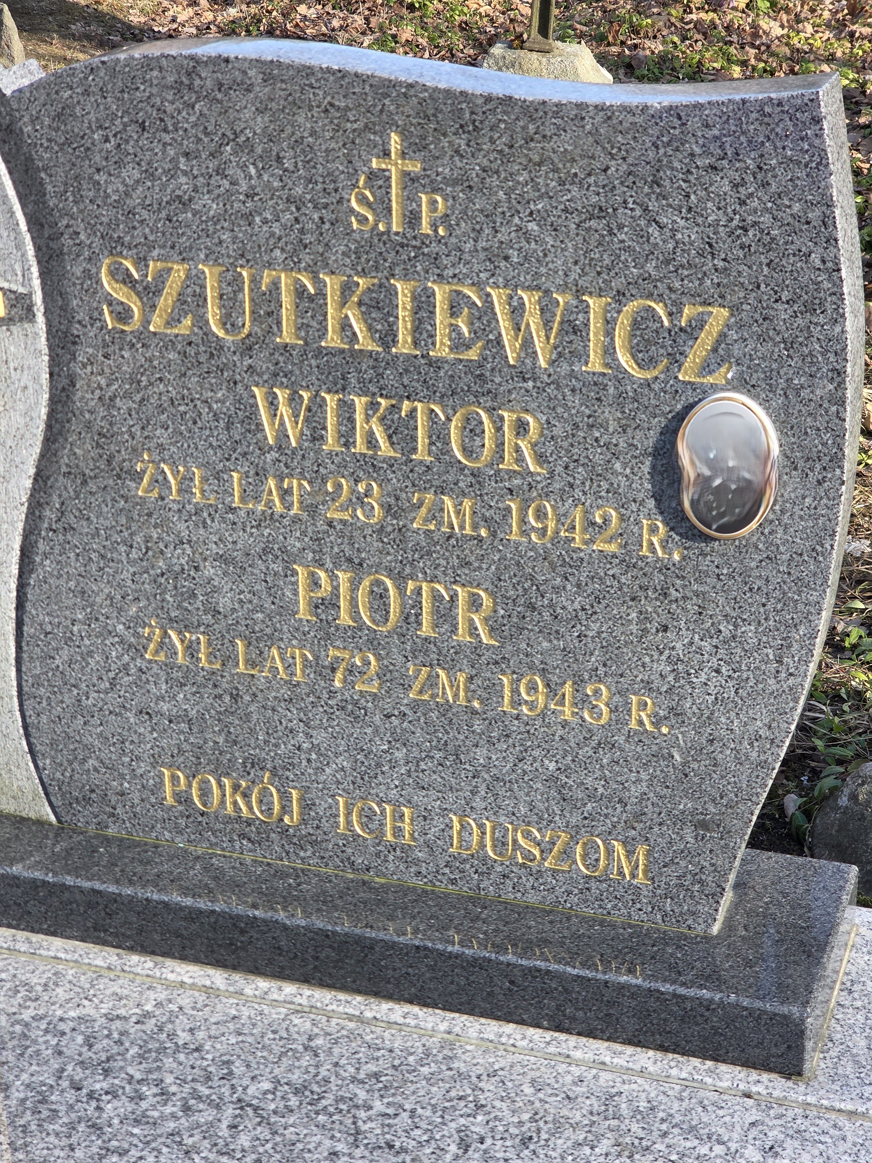 Odnawianie liter nagrobkowych. Poprawianie startych niewidocznych kolorów.