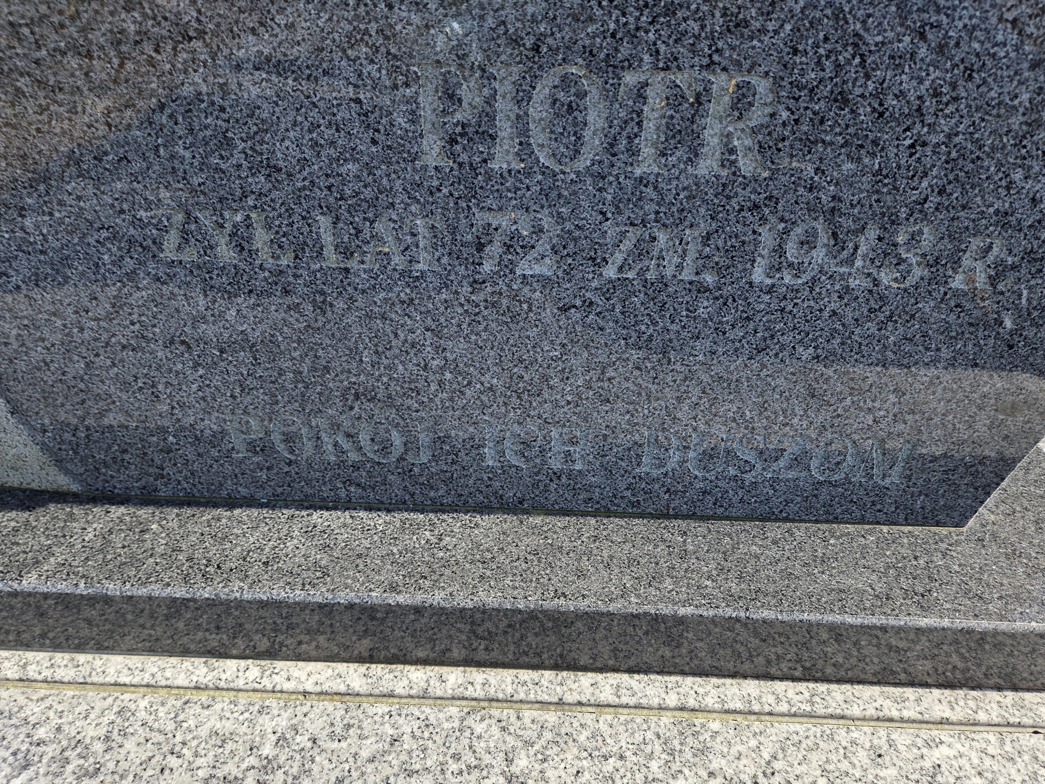 Odnawianie liter nagrobkowych. Poprawianie startych niewidocznych kolorów.