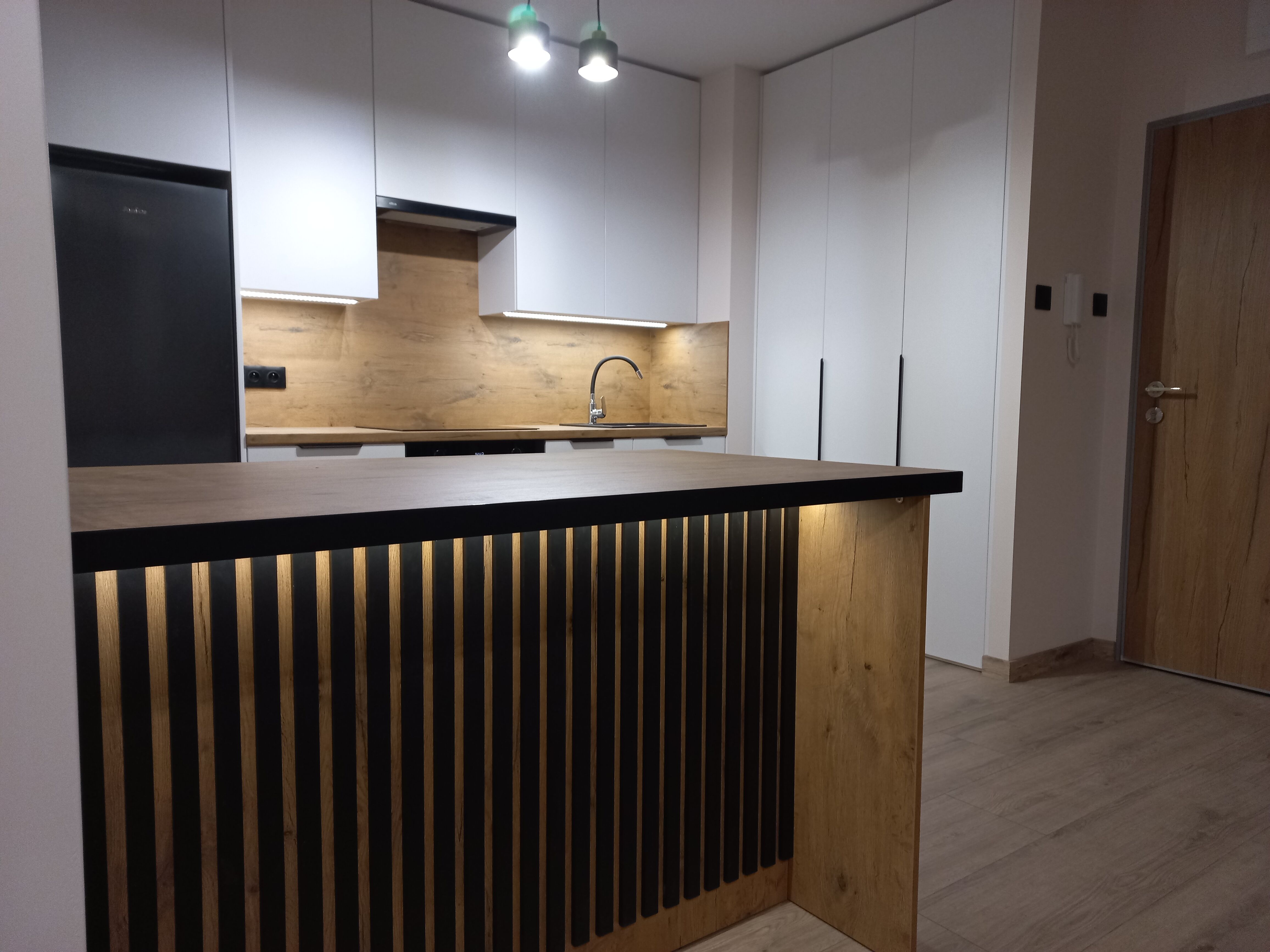 USŁUGI  STOLARSKIE  MEBLE NA WYMIAR  PŁYTA  DREWNO