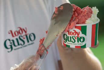 Praca w wytwórni lodów rzemieślniczych.