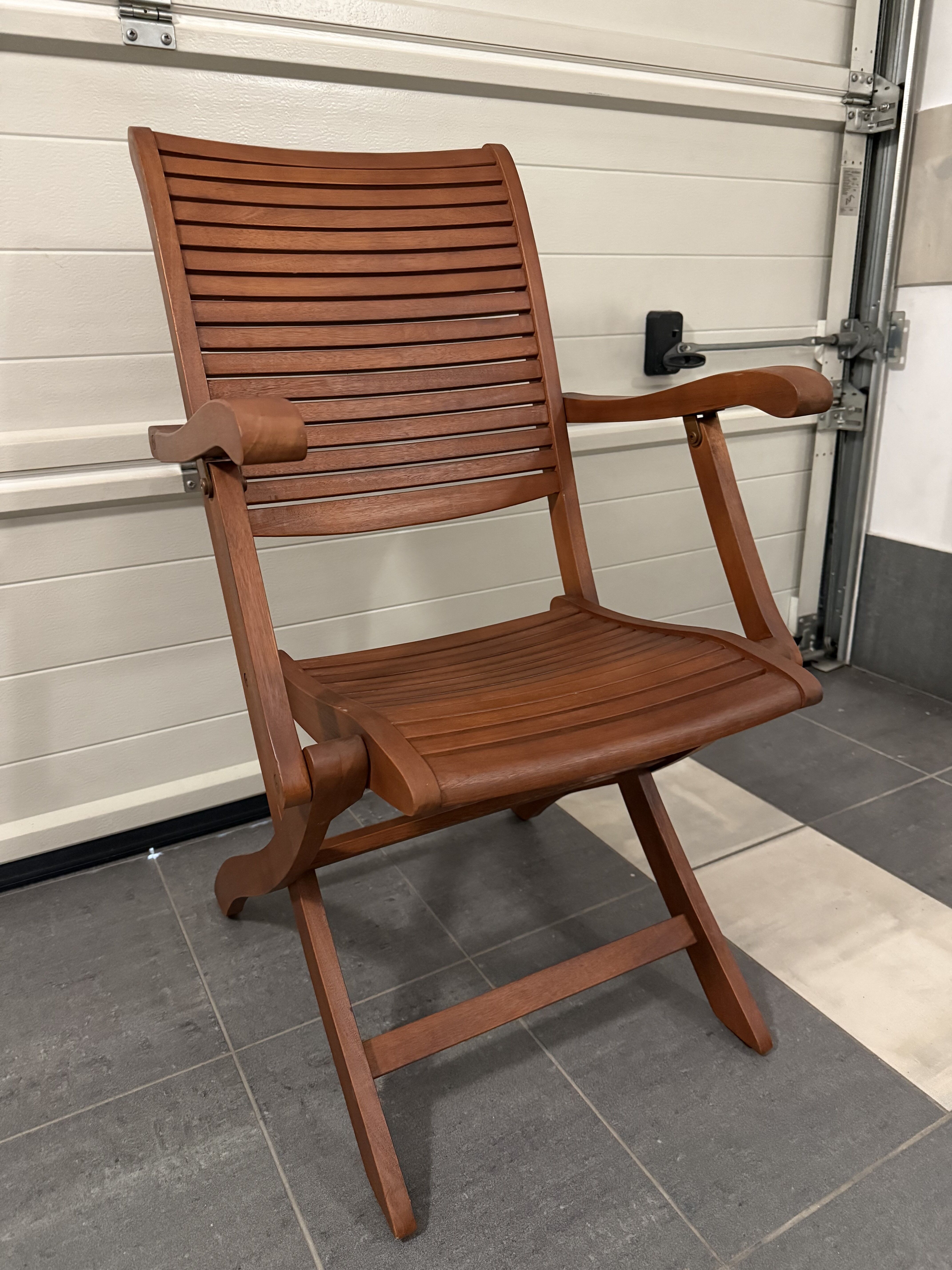  **Sprzedam 4 krzesła drewniane ogrodowe  **