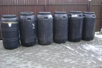 Narzedzia-budowe beczki plastikowe wode deszczowke