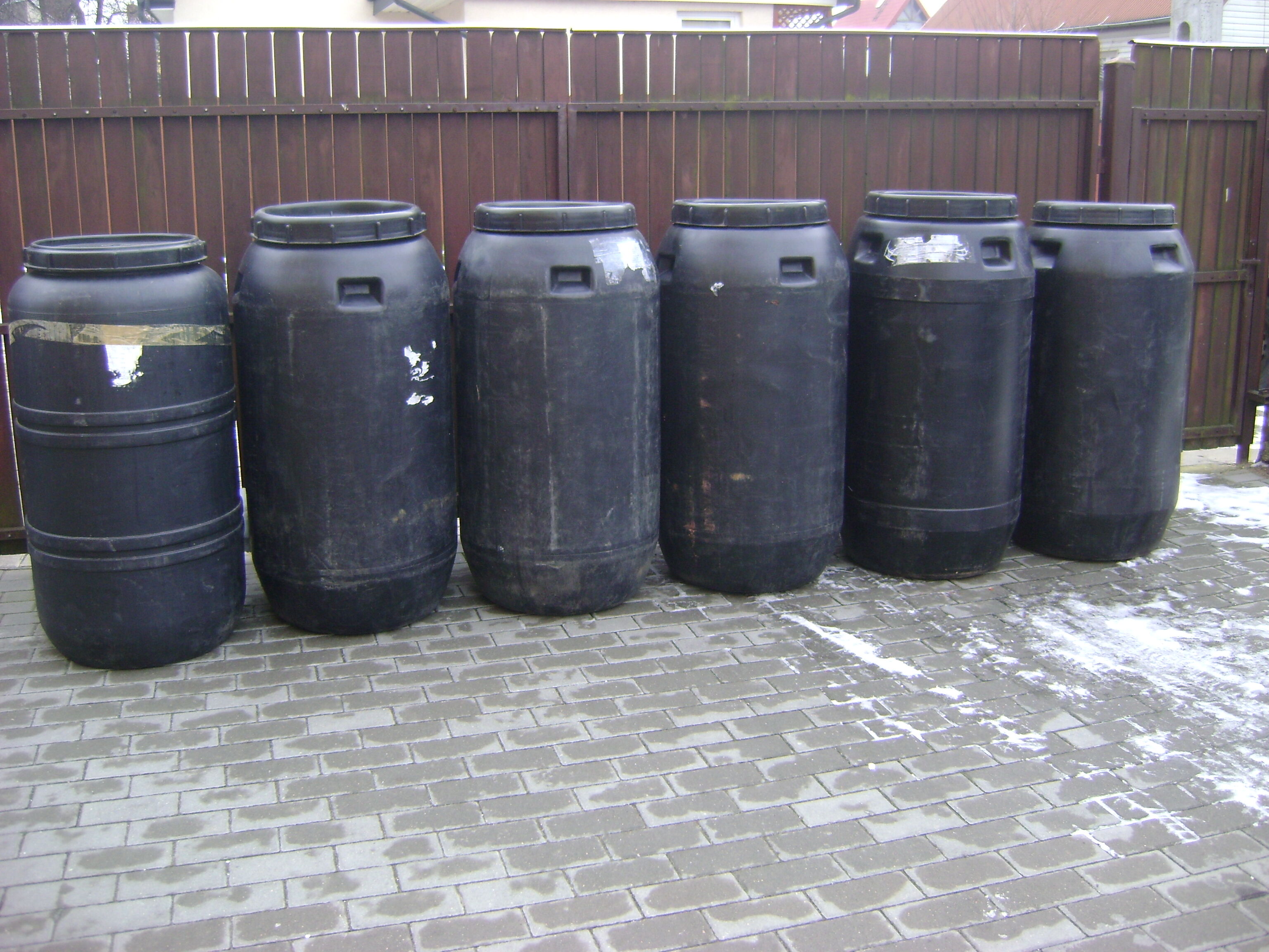 Narzedzia-budowe beczki plastikowe wode deszczowke