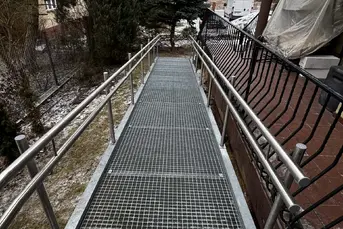 PODJAZDY RAMPY POCHLNIE DLA NIEPEŁNOSPRAWNYCH 