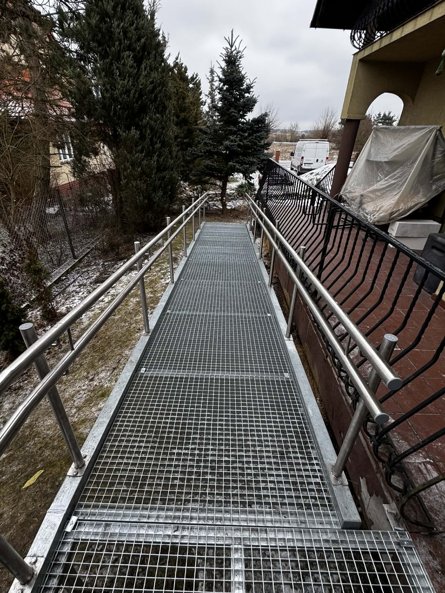 PODJAZDY RAMPY POCHLNIE DLA NIEPEŁNOSPRAWNYCH 