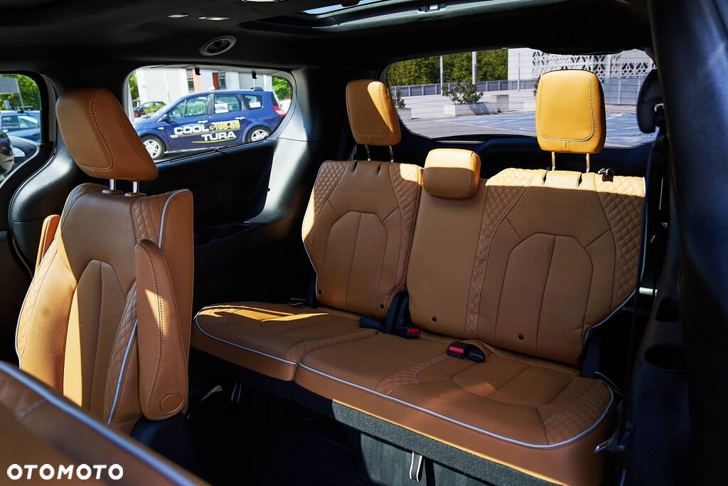 Chrysler Pacyfica 2021 hybryda Biała perła pinnacle