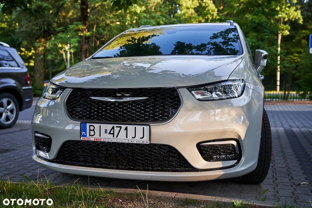 Chrysler Pacyfica 2021 hybryda Biała perła pinnacle
