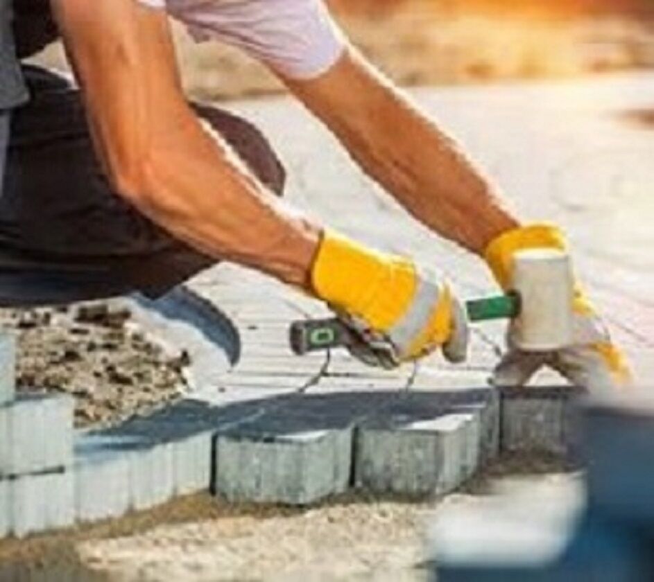 Zatrudnie doświadczonych brukarzy oraz pomocników.