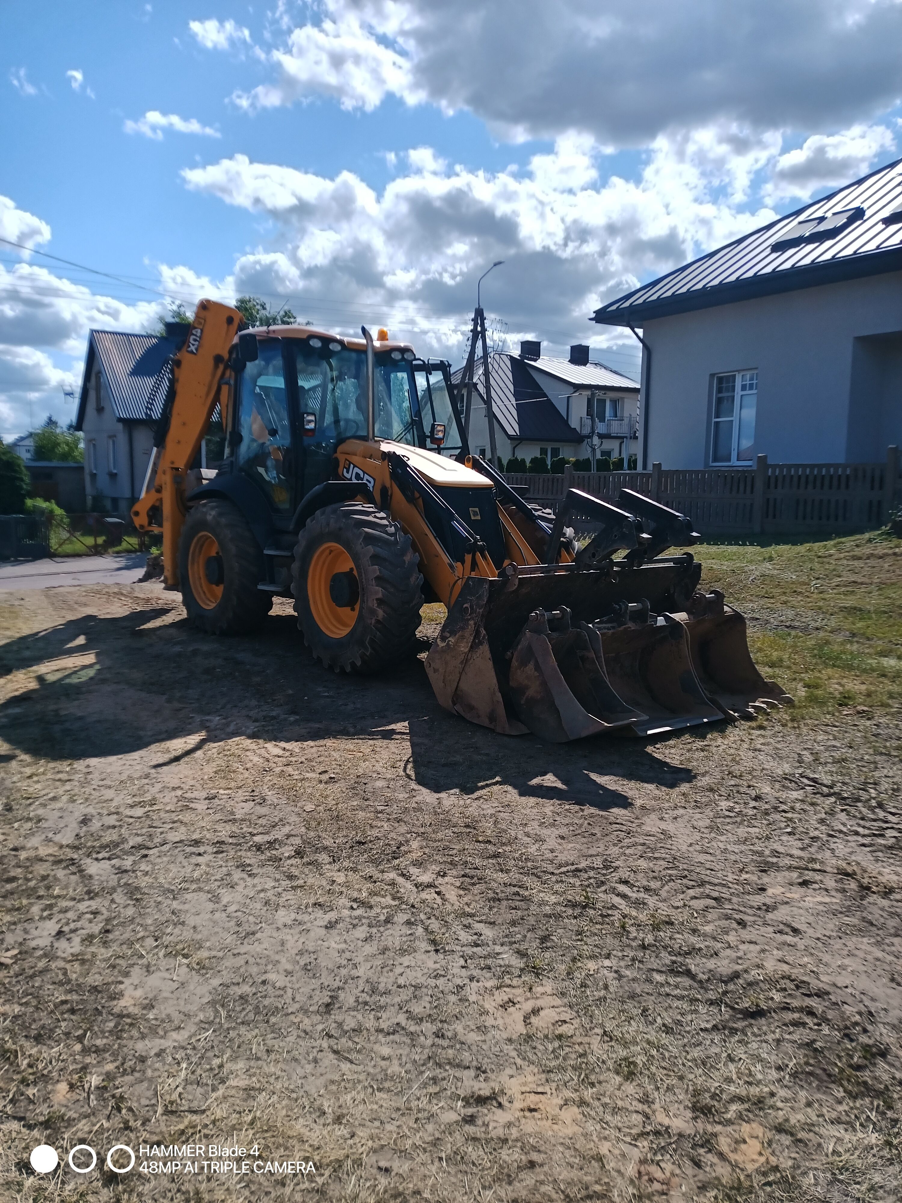 Prace ziemne koparko-ładowarka 