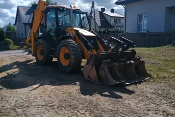 Prace ziemne koparko-ładowarka 
