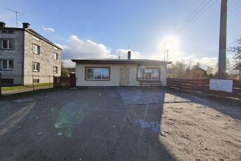 Budynek usługowy z podwórkiem 