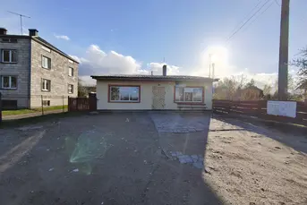 Budynek usługowy z podwórkiem 