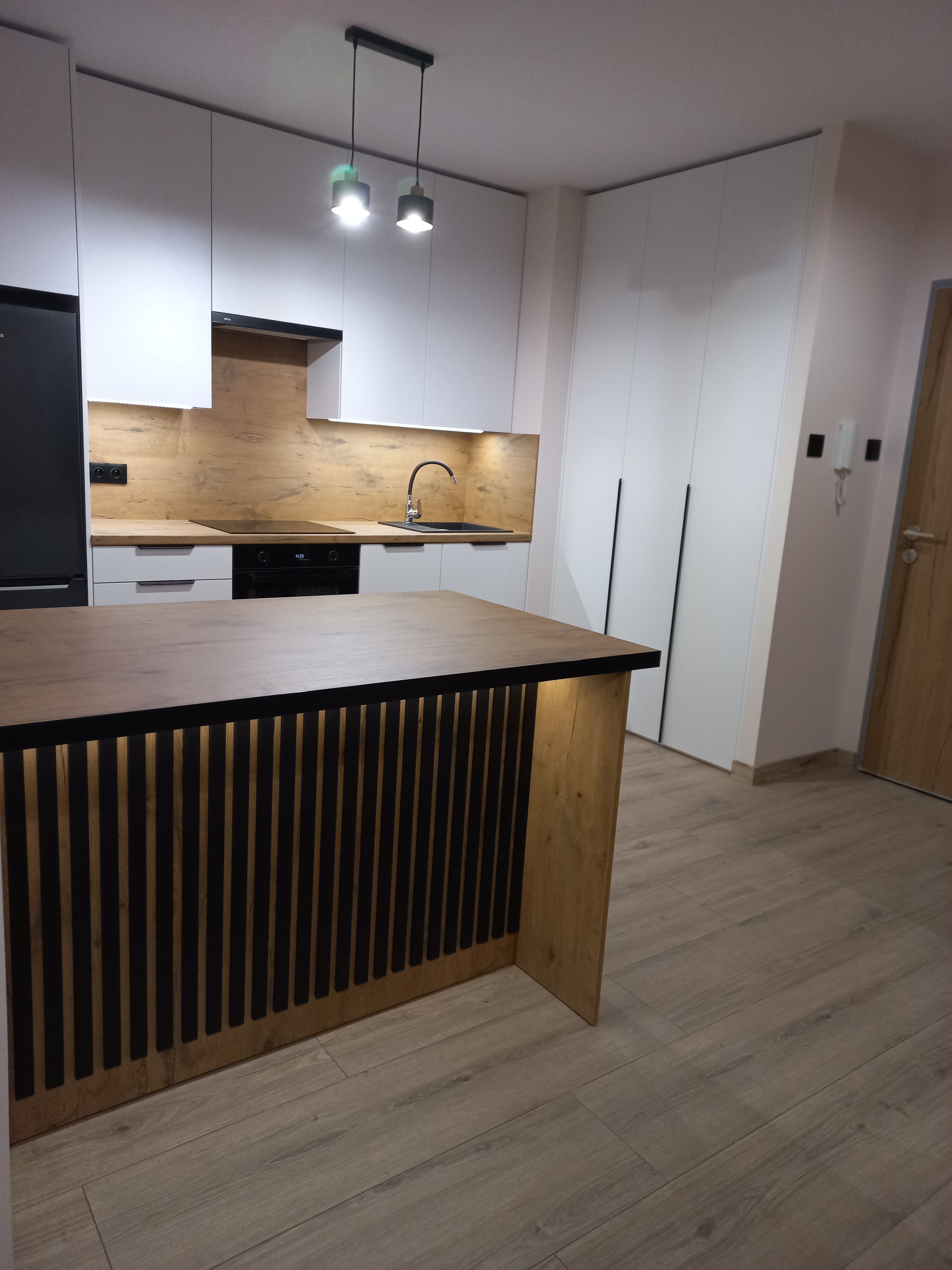 USŁUGI  STOLARSKIE  MEBLE NA WYMIAR  PŁYTA  DREWNO