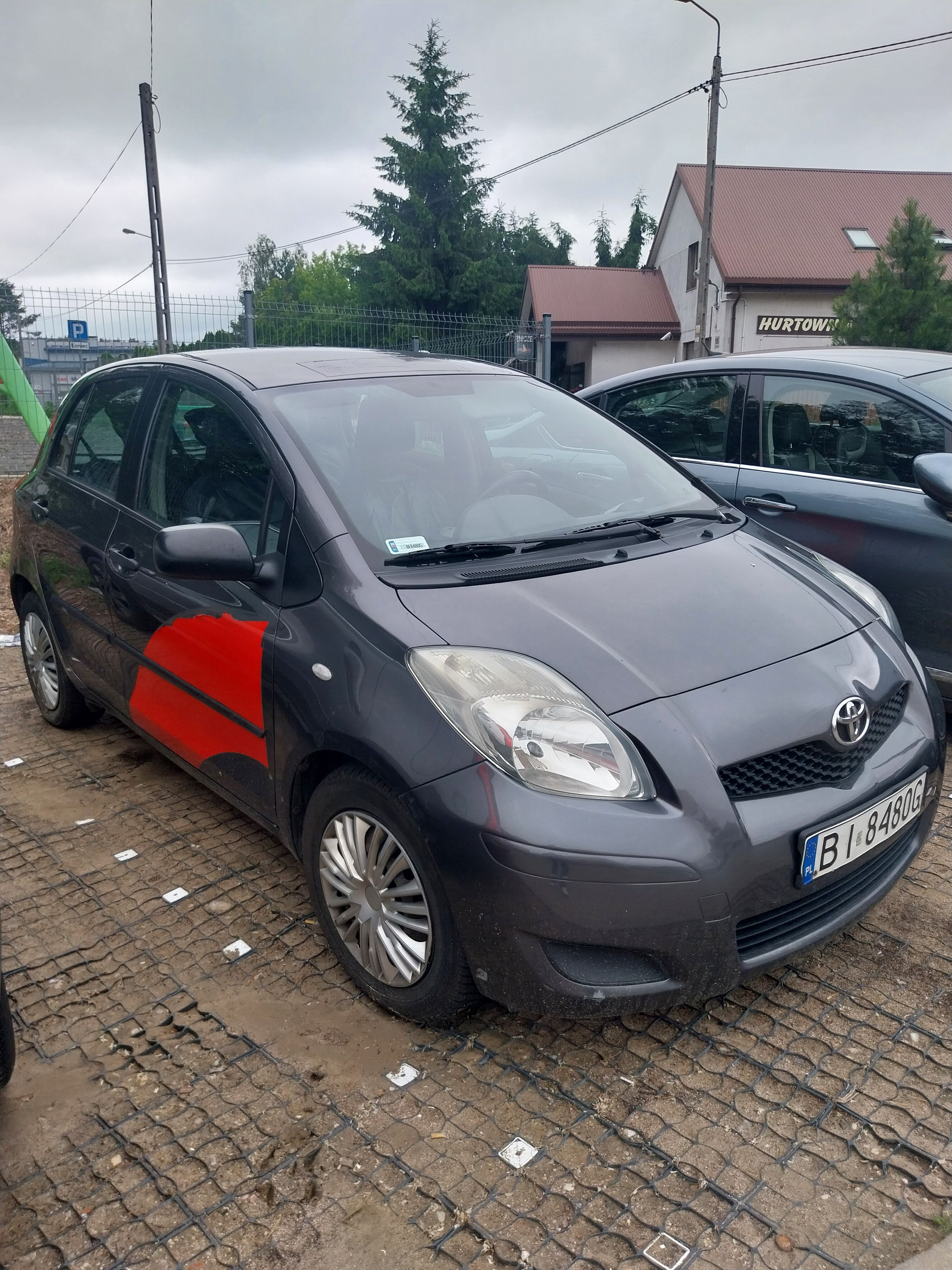 Toyota Yaris II z 2009 r. - uszkodzona