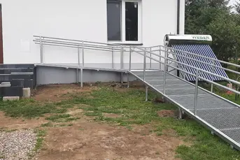PODJAZDY RAMPY POCHLNIE DLA NIEPEŁNOSPRAWNYCH 