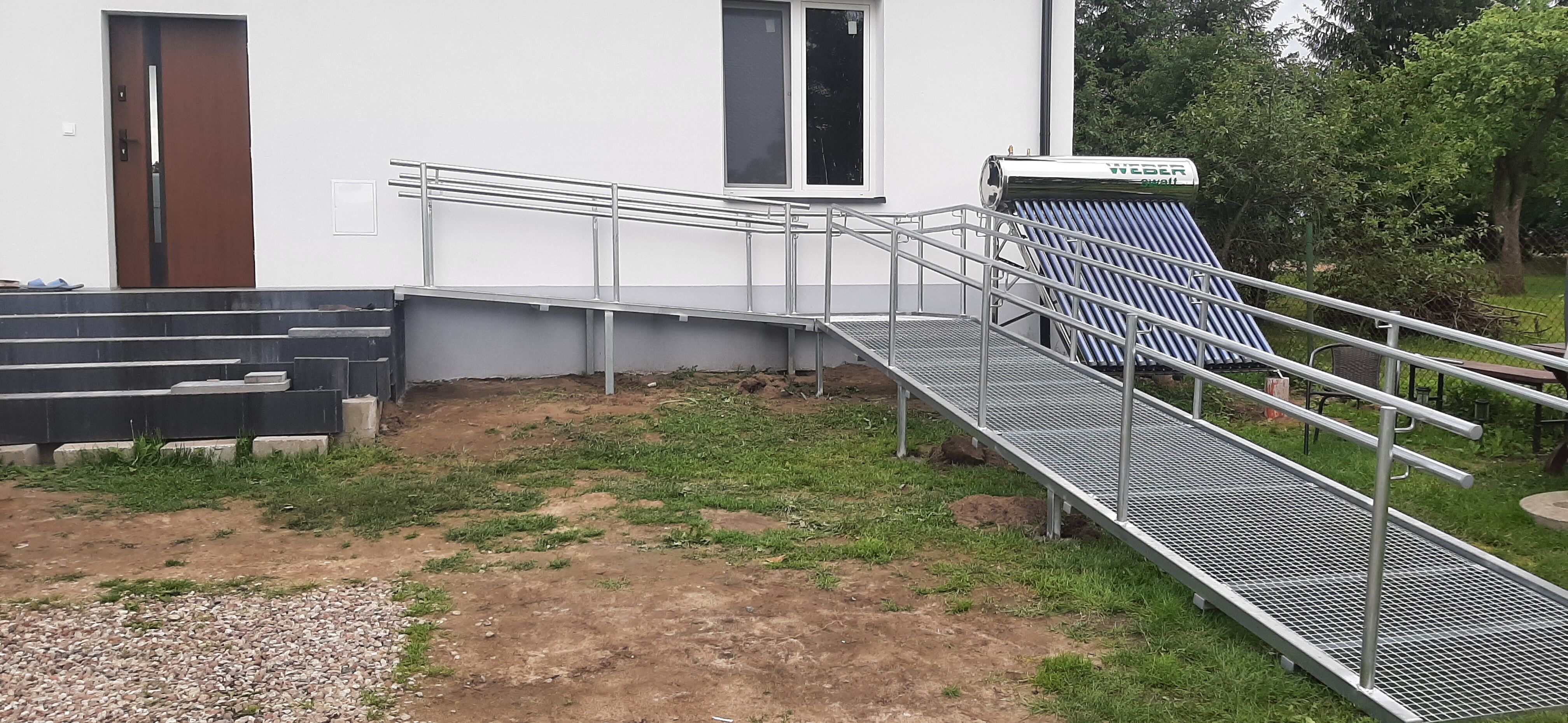 PODJAZDY RAMPY POCHLNIE DLA NIEPEŁNOSPRAWNYCH 