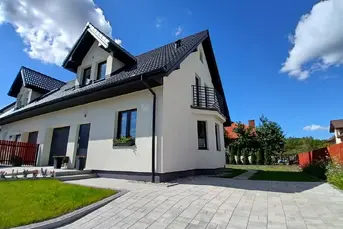 Dom bliźniak z 2023 r. w Nowodworcach