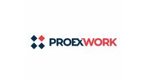 Pracownik produkcji opakowań do transportu palet