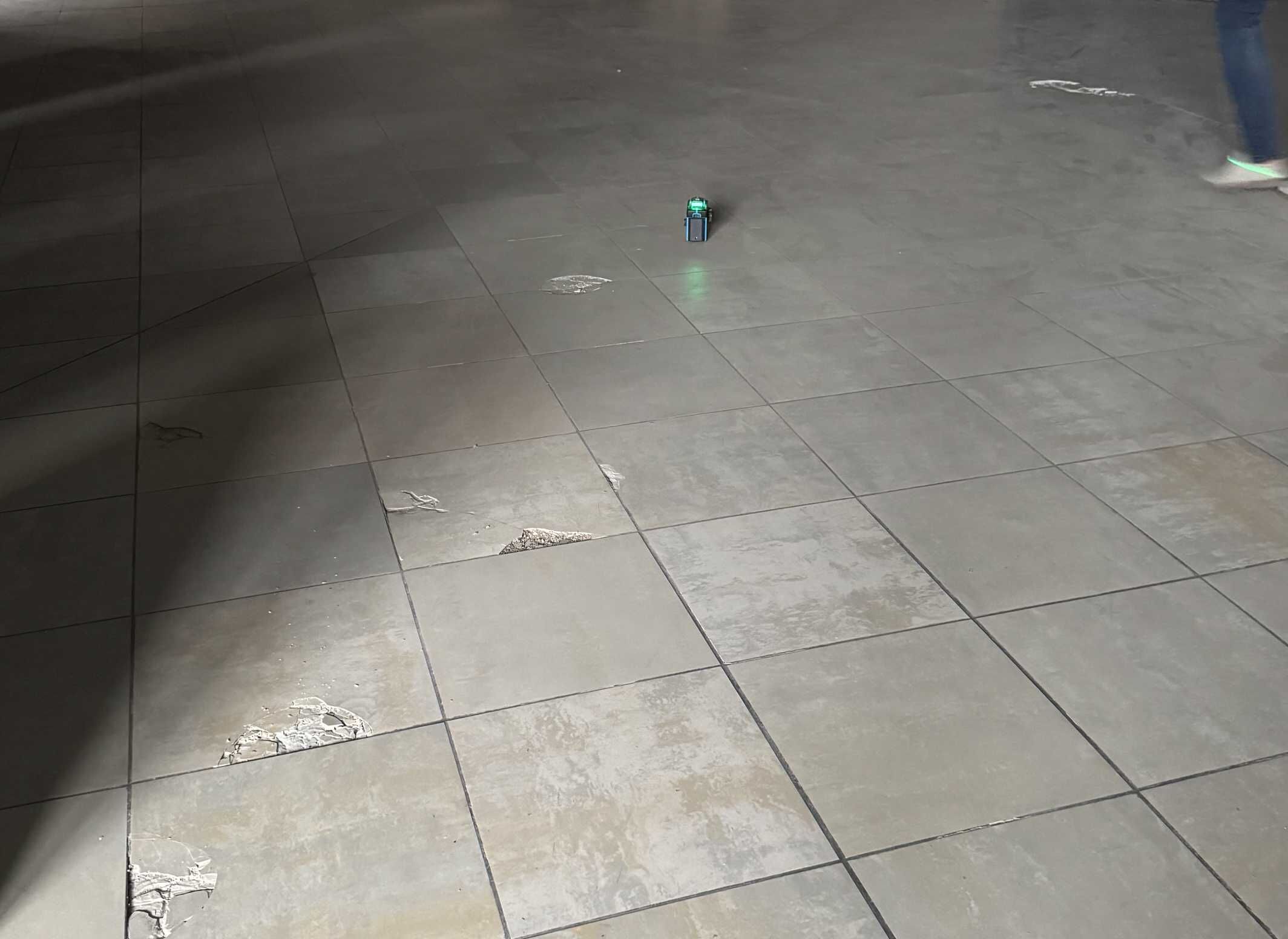 Zlecę skucie płytek 250m.kw